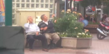 Bankta Oturan Yaşlılara Su Balonlu Tepki!