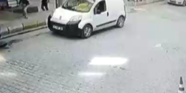 Şanlıurfa'da Harçlık Ve Su İsteyen Çocuğu Sokak Ortasında Dövdü