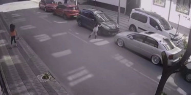 Sultangazi'de Patenli Çocuklar İtfaiye Aracının Altında Kalmaktan Kıl Payı Kurtuldu