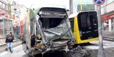 Sultangazi'de Raydan Çıkan Tramvay Otobüse Çarptı