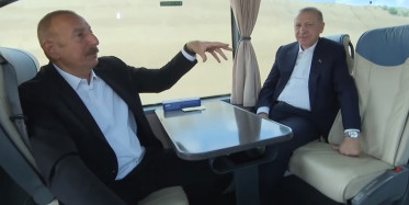 Şuşa'da Cumhurbaşkanı Erdoğan Aliyev Gardaşı ile Otobüste Uzun Uzun Sohbet Etti