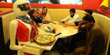 Suudi Arabistan’da Restoranda Robotlar Çalışıyor