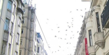 İstiklal Caddesi'nde Gökten Para Yağdı!