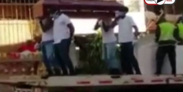 Kolombiya Polisinden Tabutla Dans