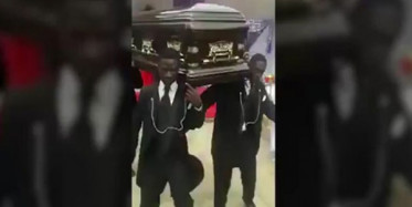 Cenaze Töreninde Tabutla Dans Eden Afrikalılar