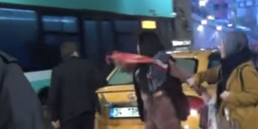 Turist ile Taksicinin Şemsiyeli Kavgası