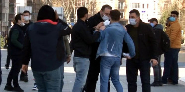 Taksim'de Zabıta Seyyar Satıcıya Tokat Attı