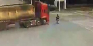 Kontrolden Çıkan Tanker Üzerine Devrildi