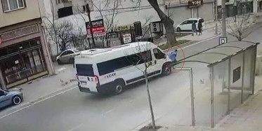 Tekirdağ'da korkunç olay! Başıboş köpeklerden kaçan çocuğa minibüs çarptı: O anlar kameralara yansıdı