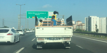 TEM Otoyolunda Tehlikeye Yolculuk! Kamyonet Kasasındaki Çocuklar Tedirgin Anlar Yaşattı