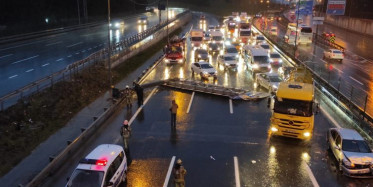 TEM Otoyolu'nda Yol Tabelası Devrildi