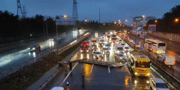 TEM'de Fırtına Tabelayı Devirdi: Kaza Oldu