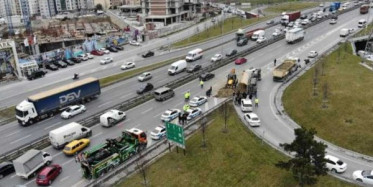 Tem'de Hafriyet Kamyonu Devrildi!