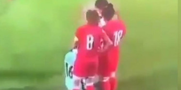 Saçı Açılan Tesettürlü Futbolcuya Diğer Futbolculardan Destek