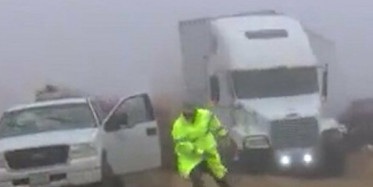 Tırın Altında Kalmaktan Son Anda Kurtuldular