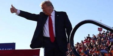 Trump'a Miting Esnasında Özel Uçakla Taciz