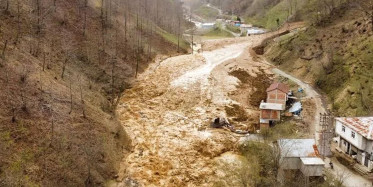Trabzon'da korkutan heyelan olayı: Evler ve okul toprak altında kaldı!