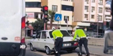 Trafik Polisi Aracı Bozulan Adama Yardım Etti