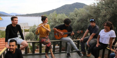 Coronavirüs Sebebiyle Mahsur Kalan Turistler, Turizm Merkezinde Hem Çalışıp Hem Tatil Yapıyorlar