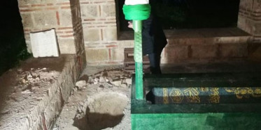 Defineciler Bu Kez 600 Yıllık Türbeyi Hedef Aldı