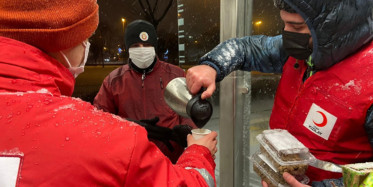 Türk Kızılay’ından Soğuk Havada Mahsur Kalanlara Yardım: ‘Biz Aldık Yemeyenlere Verin’