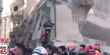 Türk Bayrağı Enkaz Altında Bırakılmadı