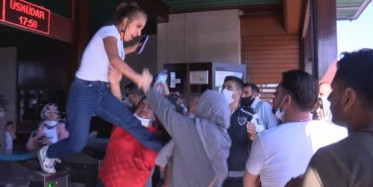 Gişeden Atladı Uçan Tekme Attı