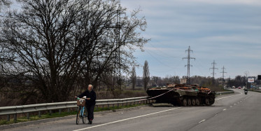 Ukrayna'da havaya uçurulmuş olan köprülerde sivillerin zorlu geçişi