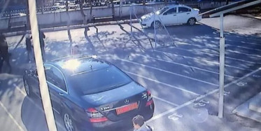 Valilik Makam Aracındaki Türk Bayrağını Öpüp Alnına Koydu