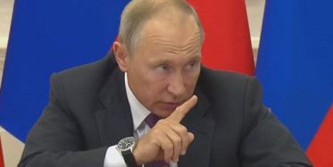 Vladimir Putin Kameralar Önünde Bakanı'na Fırça Attı!
