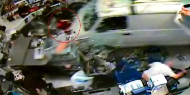 Sürücünün Kontrolünü Kaybettiği Kamyonet Mağazaya Daldı! 11 Yaralı