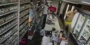 İzmir Depreminden Kaçarken Uygunsuz Bir Şekilde Kameraya Yakalandılar!