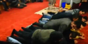 Onlarca Erkeğin Bir Odaya Toplanıp, Askeri Disiplin İçinde Seks Eğitimi Aldığı Bir Acayip Görüntüler