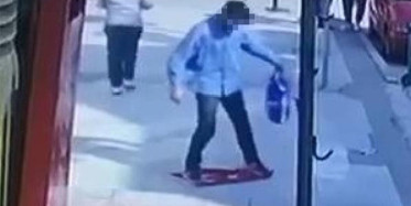 Yabancı Uyruklu Genç, Yere Serdiği Türk Bayrağı’nın Üzerine Bastı