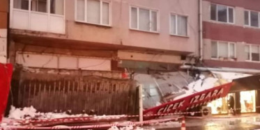 Yağan Kara Dayanamayan İş Yeri Tabelaları Çöktü!