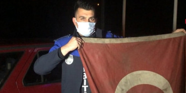 Yalova'da Yol Ortasına Düşen Türk Bayrağını Yerde Bırakmadı