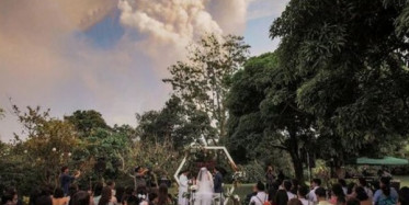Filipinler'de Bir Çift Patlayan Yanardağın Altında Evlendi