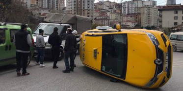 Ümraniye'de Otomobilin Çaptığı Taksi Yan Yattı!