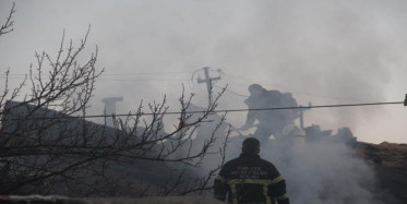 Yangına Müdahale Eden İtfaiye Eri Çatıdan Düşerek Yaralandı!
