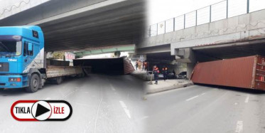 Marmaray Köprüsüne Çarpan Tırın Dorsesi Yana Devrildi