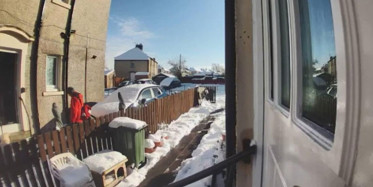 Yaşlı Kadını Karların Arasında Bıraktı