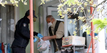 Polis Yaşlıların Siparişini Aldı