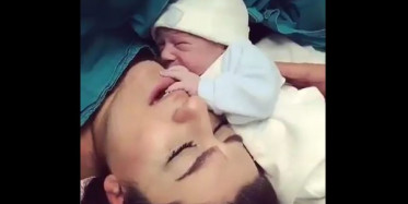 Yeni Doğan Bebeğin Annesine Sarılmasına Bakın