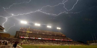 Yeşil sahada futbolcunun üzerine yıldırım düştü: Dostluk maçında feci şekilde can verdi!
