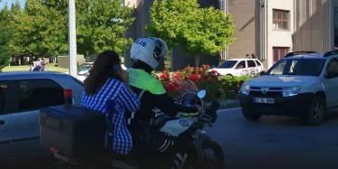 YKS’ye yetişmeye çalışan öğrencilerin yardımına polis koştu