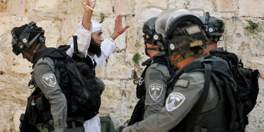 Yol Kesen İsrail Polisine Karşı Duran Cesur Filistinliler