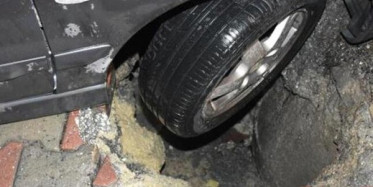 İstanbul Bahçelievler'de Yol Çöktü! Otomobil Çukura Düştü