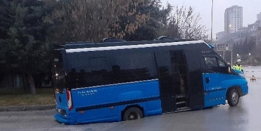 Ankara'da Yol Çöktü Minibüs İçerisine Düştü