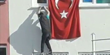 Yozgat’ta Gençler Bayrak Aşkı İçin Kendilerini Tehlikeye Attı