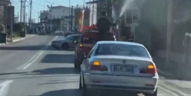 Yunan Papaz Bir Kamyon Kutsal Suyu Yollara Döktü!